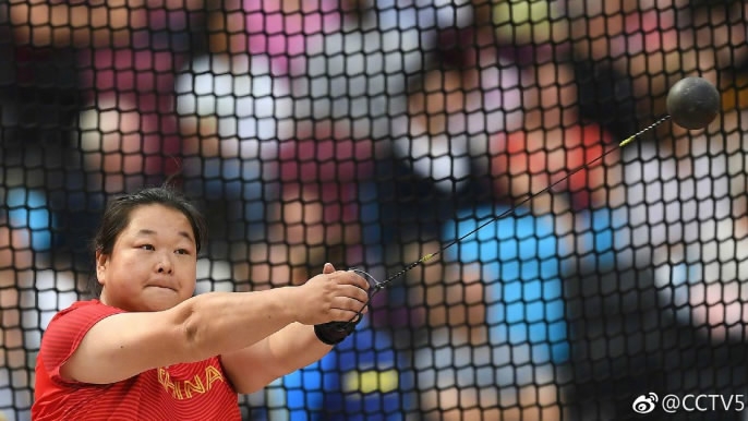 Wang Zheng of China wins the silver medal in women's hammer throw at the ongoing IAAF World Championships in London on Monday. [Photo: Weibo]