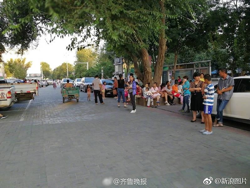 Local residents gather at the square after a 6.6-magnitude earthquake jolted Jinghe County in Bortala Mongolian Autonomous Prefecture in northwest China's Xinjiang Wednesday morning. [Photo: weibo.com]