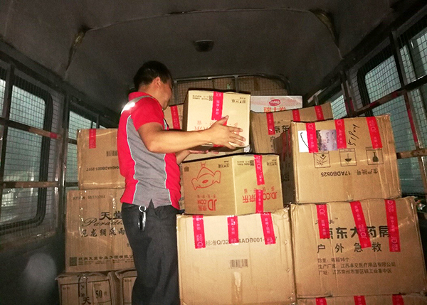 Rescue materials from JD.com are being transported to Jiuzhaigou County, Sichuan province, August 9, 2017. [Photo: thepaper.cn]