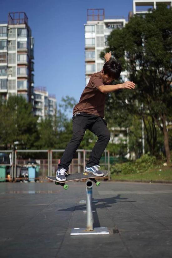 Chinese professional skateboarder Sun Kunkun practices in this undated file photo.[Photo:163.com]
