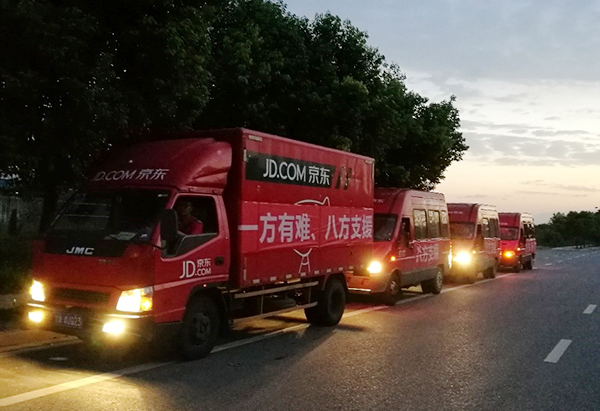 Rescue materials from JD.com are being transported to Jiuzhaigou County, Sichuan province, August 9, 2017. [Photo: thepaper.cn]