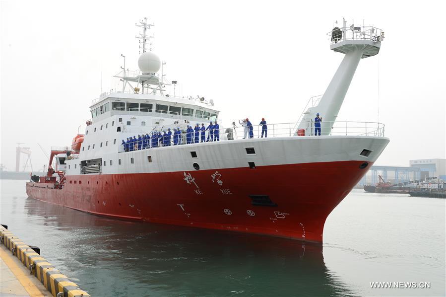 Photo taken on July 10, 2017 shows the comprehensive research vessel, the Kexue (Science), leaving a port in Qingdao, east China's Shandong Province.[Photo：Xinhua]