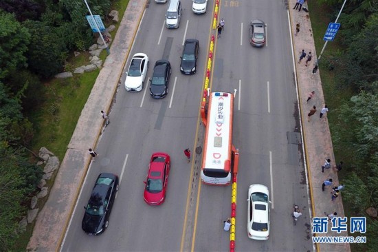 Jinan, capital of east China's Shandong Province, has started using a "zipper truck" this week which can redesignate traffic lanes during rush hours to ease congestion. [File Photo: Xinhua]