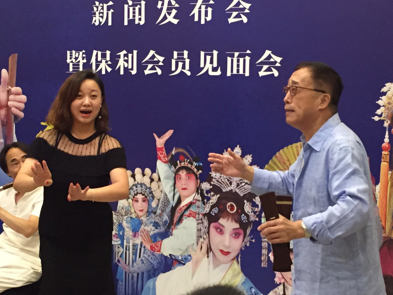 A top-ranked Chinese Opera actor Li Baochun (right) and a young artist give a short demo performance at a lecture that spreads the knowledge of Peking and Kunqu operas on August 8, 2017 in Poly Theatre in Beijing.[Photo:China Plus]