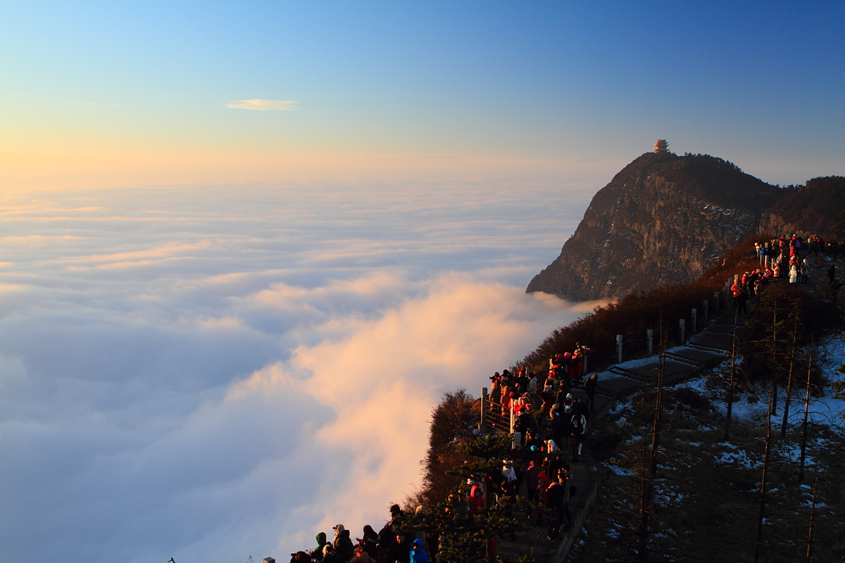 Tourists take pictures of the cloud sea at Mount Emei. [Photo: Mount Emei Scenic Area]