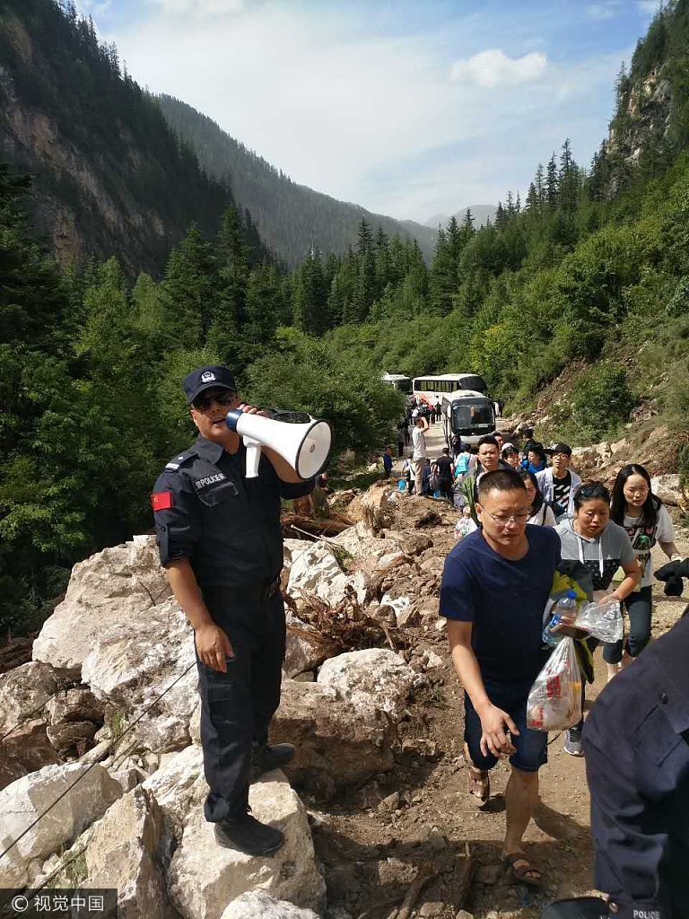 Police was evacuating tourists in Jiuzhaigou. [Photo: VCG]