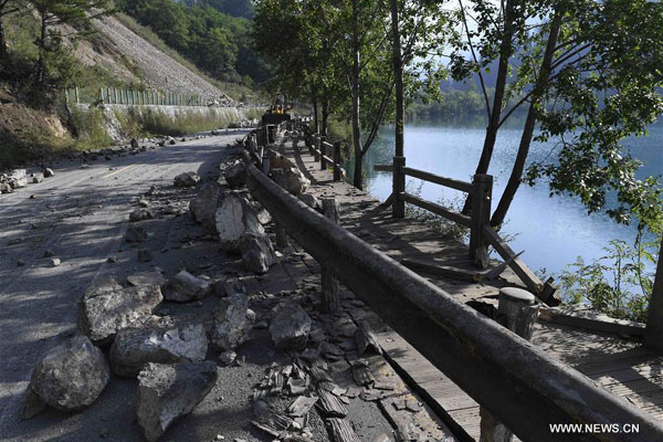 Photo taken on August 9, 2017 shows falling stones at Xiniu Lake scenic area in quake-hit Jiuzhaigou County, southwest China's Sichuan Province. A 7.0-magnitude earthquake strikes Jiuzhaigou, a popular tourist destination, on August 8, 2017. [Photo: Xinhua/Liu Kun]