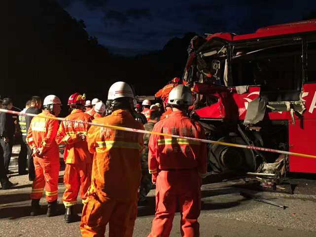Rescuers rushed to the accident scene after a coach carrying 49 people hit the wall of a tunnel on the Xi'an-Hanzhong section of the Beijing-Kunming Expressway. [Photo: 365jia.cn]