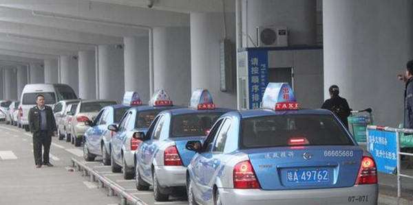 Taxis are waiting in a long queue to pick up  passengers. [Photo: from Baidu.com]