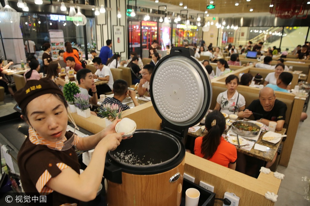 About 40 out of 80 restaurants in SAGA Shopping Mall in Xi'an lost money due to the quake. [Photo: VCG]