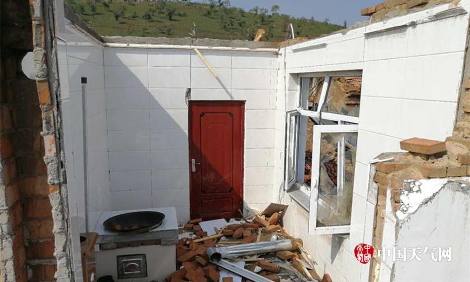 A village house is destroyed by a cyclone that swept through parts of north China's Inner Mongolia Autonomous Region on Friday, August 11, 2017. [Photo: weather.com.cn]