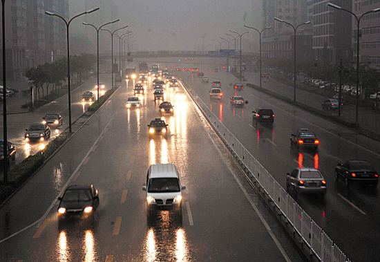 The National Meteorological Center forecast precipitation up to 70 mm in Beijing in the next 24 hours. [Photo: Baidu.com]