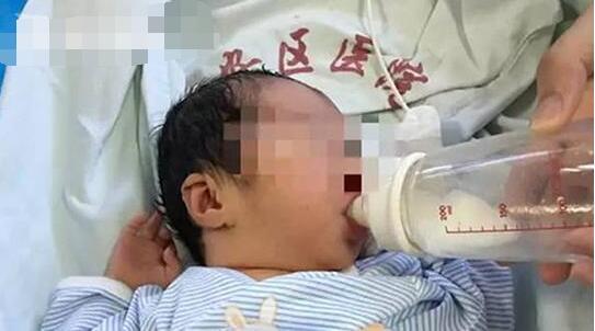 A newborn baby was found inside a parcel sent to welfare house in Fujian province. [Photo: chinaz.com]