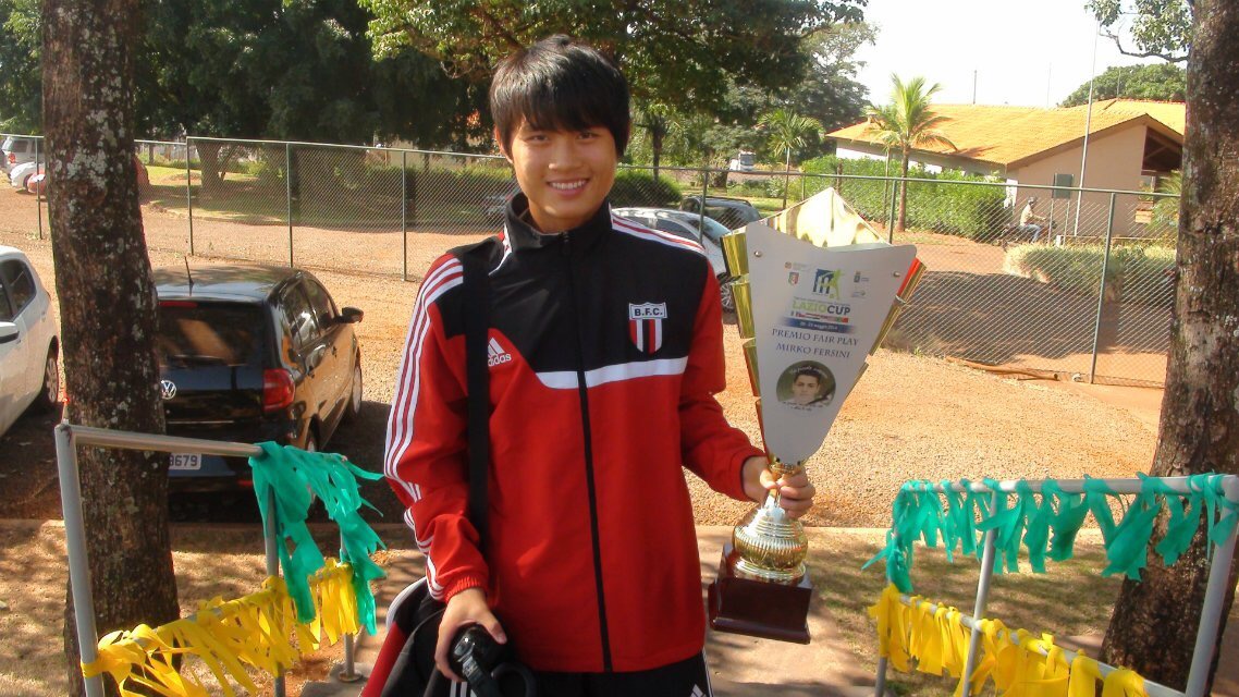 Wu Linfeng with the Lazio Cup trophy. [Photo: China Plus]