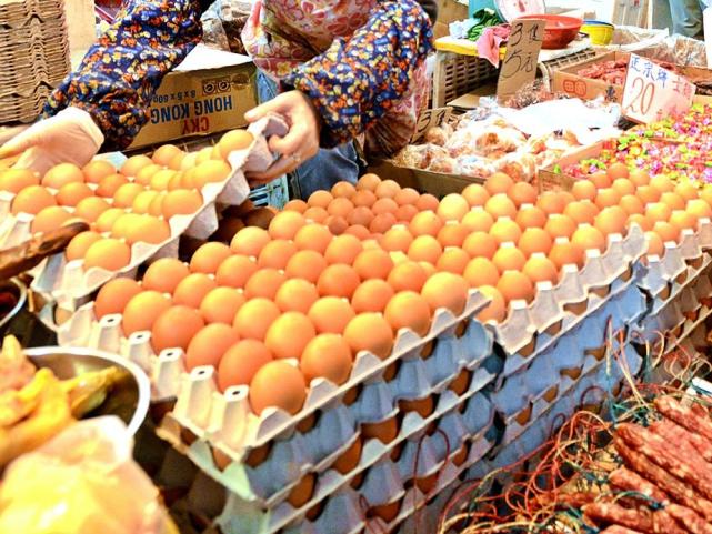 Eggs on sale in a market [File photo: qq.com]