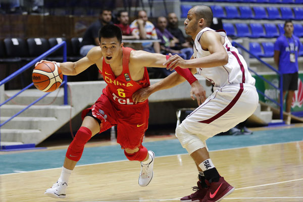 China's Guo Ailun (L) challenges for the ball against Qatar's Mohamed Hassan Mohamed during the FIBA Asia Cup 2017, at Nouhad Nawfal Sports Complex, in Zouk Mosbeh north of Beirut, Lebanon, on August 11, 2017. [Photo: Imagine China]