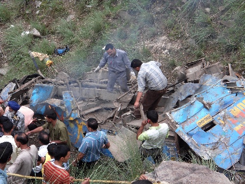 At least 50 people dead as two buses swept away in landslide in northern India. [Photo: sohu.com]