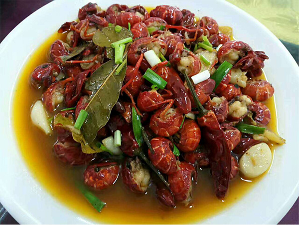 Crawfish is a favorite with students in the shared-kitchen at Hubei University. [Photo: thepaper.cn]