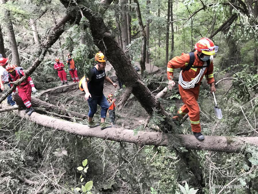 Members of rescue squad rush to Xiongmaohai area in the quake-hit Jiuzhaigou County, southwest China's Sichuan Province, Aug. 12, 2017. A rescue squad of some 20 members are dispatched to Xiongmaohai scenic area to continue further search for survivors from the 7.0-magnitude earthquake that hit Jiuzhaigou County on Tuesday. [Photo: Xinhua]