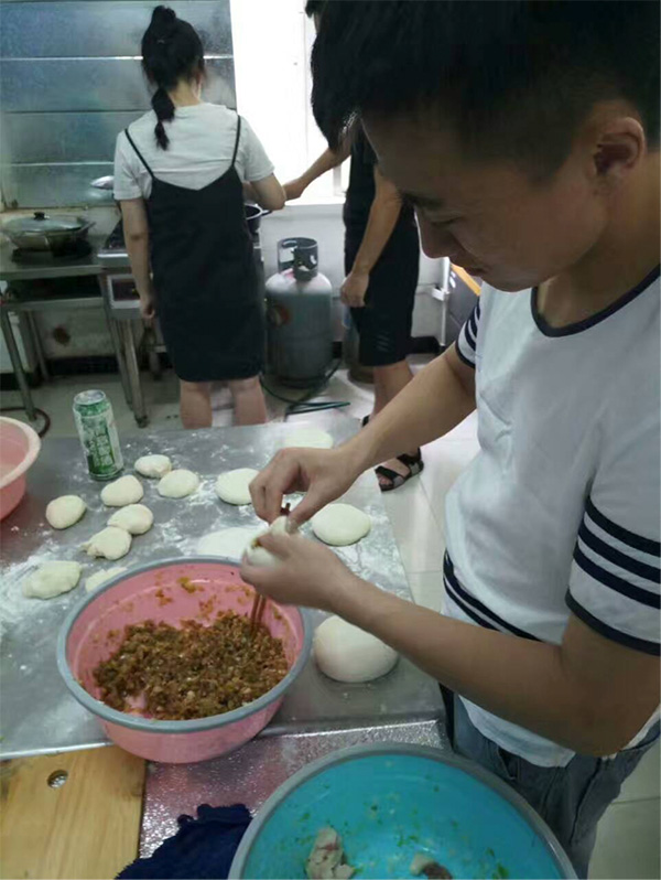 The shared-kitchen run by students in the school canteen at Hubei University. [Photo: thepaper.cn]