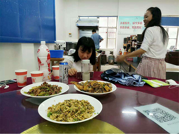 Ready-prepared vegetables, ten yuan and making an appointment in advance will guarantee students a good meal in the shared-kitchen at Hubei University. [Photo: thepaper.cn]