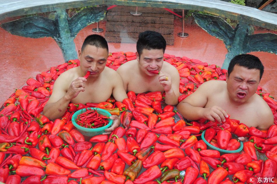  泡“辣椒浴”比吃辣 Chili pepper-eating competition was held in Hunan