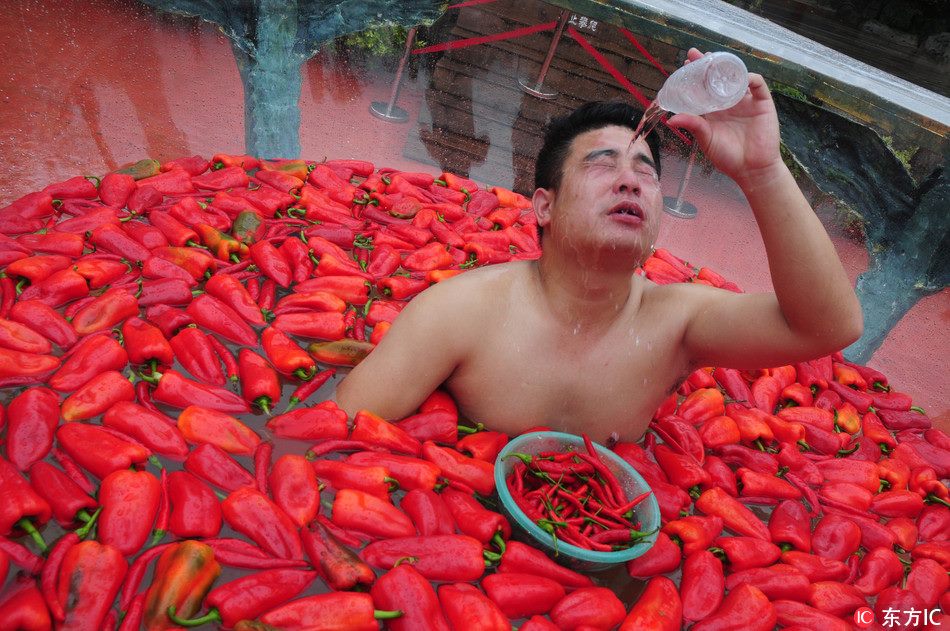  泡“辣椒浴”比吃辣 Chili pepper-eating competition was held in Hunan