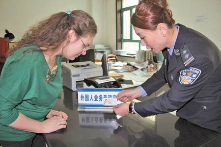 A foreigner is updating her visa in China. [Photo: from Baidu.com]