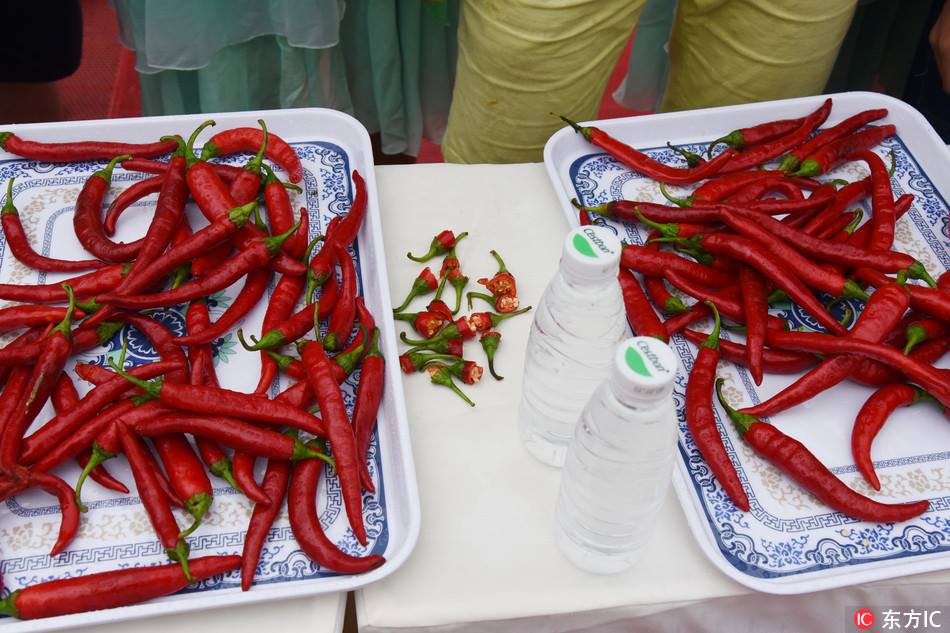  泡“辣椒浴”比吃辣 Chili pepper-eating competition was held in Hunan