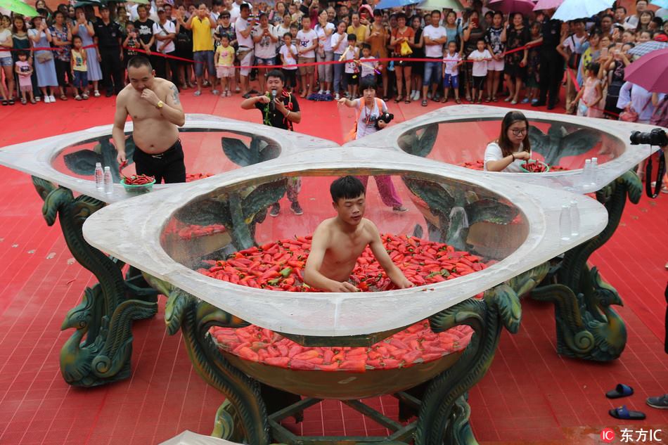  泡“辣椒浴”比吃辣 Chili pepper-eating competition was held in Hunan