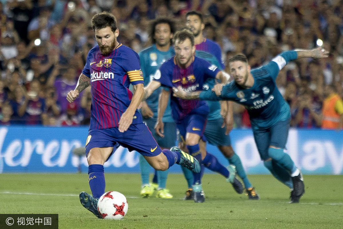 Leo Messi (L) of Barcelona kicks a penalty shoot during the first match of the Spanish Super Cup between FC Barcelona and Real Madrid in Barcelona, Spain on August 13, 2017. [Photo: VCG]