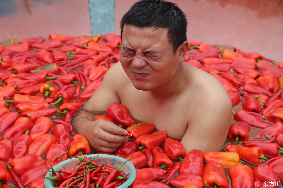  泡“辣椒浴”比吃辣 Chili pepper-eating competition was held in Hunan