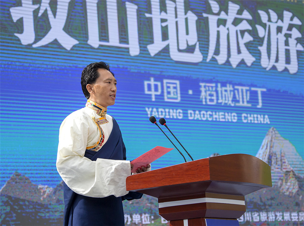 Senior official of Ganzi Xiao Youcai introduces Ganzi travel resources at the opening ceremony.[Photo by the organizer] 