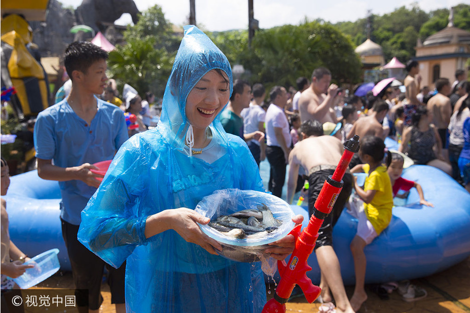 去水上主题乐园抓活鱼 Summer water fish festival in Chongqing