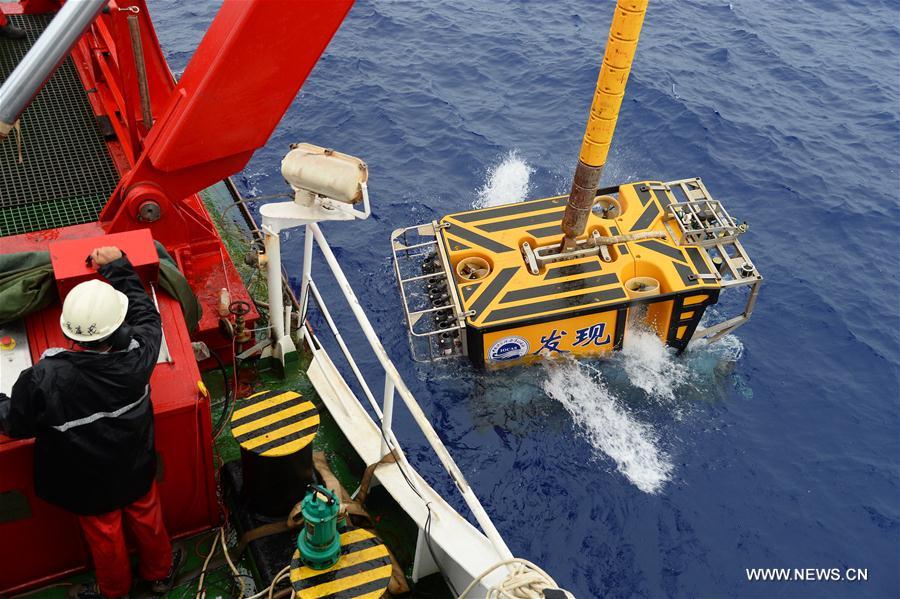 A remote operated vehicle (ROV) is put into the water in the west of the Pacific Ocean, Aug. 14, 2017. Chinese scientists on the KEXUE (Science) scientific ship started to explore a seamount named Caroline in the region. [Photo: Xinhua/Zhang Xudong]