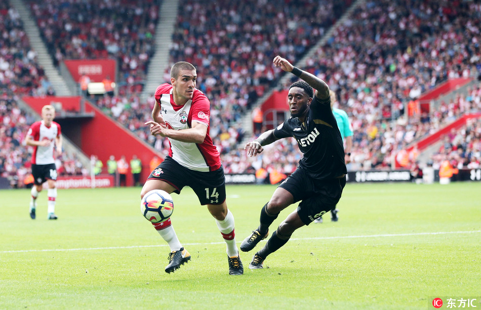 Oriol Romeu of Southampton (left) and Leroy Fer of Swansea play at St. Mary's Stadium during a Premier League match between Southampton and Swansea City on August 12, 2017 in Southampton, England. [Photo: IC]