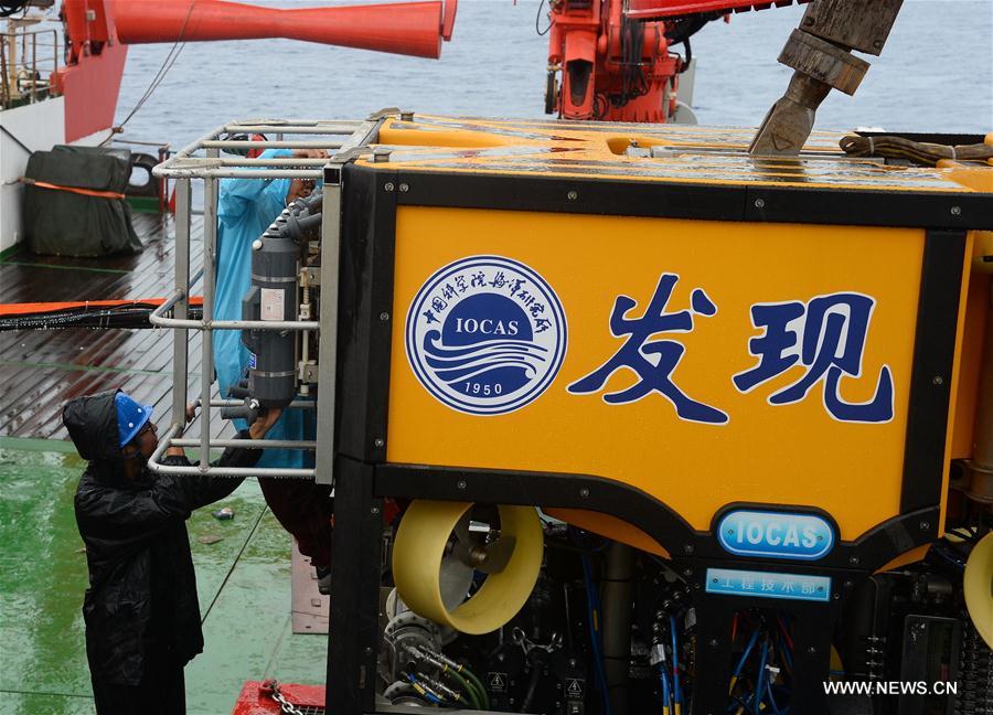 A scientist loads the remote operated vehicle (ROV) during an operation in the west of the Pacific Ocean, Aug. 14, 2017. Chinese scientists on the KEXUE (Science) scientific ship started to explore a seamount named Caroline in the region. [Photo: Xinhua/Zhang Xudong]