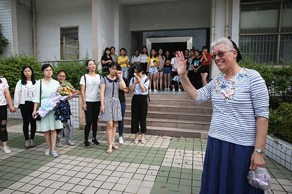 Students say goodbye to teacher Esther Snader at Anqing Normal University in Anhui province as she leaves to return to the United States. [Photo: CHINA DAILY]