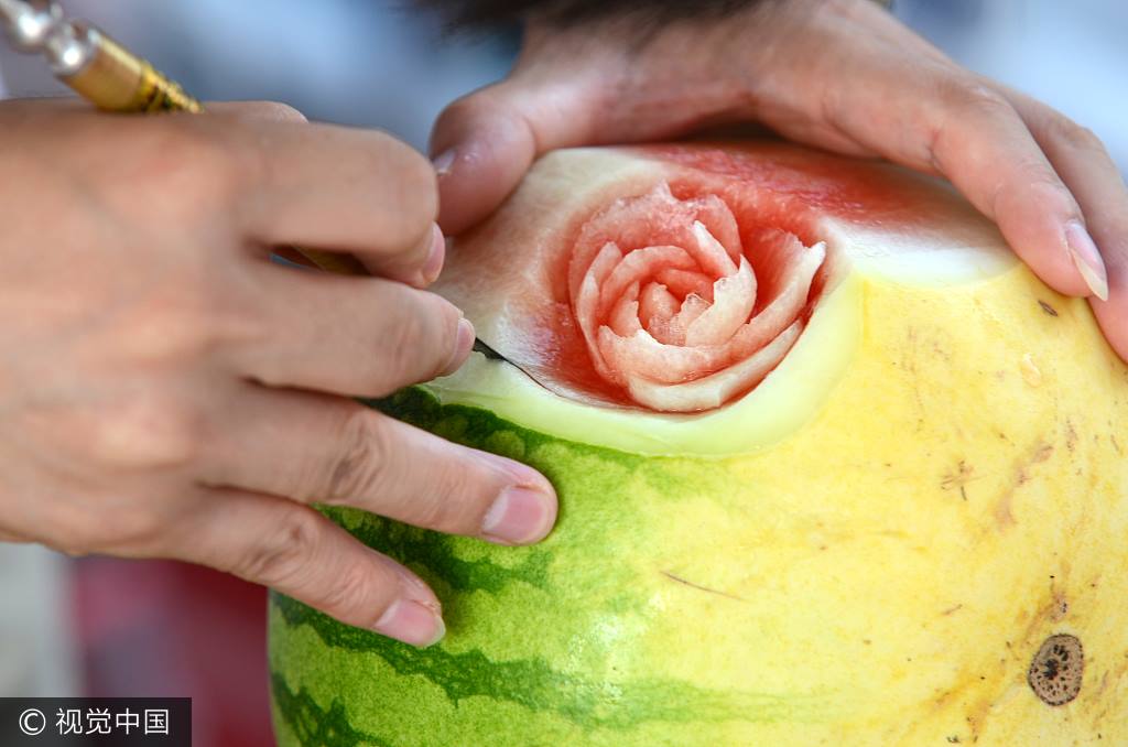 西瓜也能当“画板”！ Watermelon art!