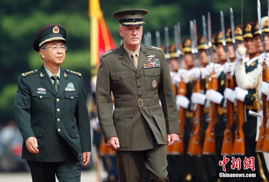 General Joseph Dunford, chair of the US Joint Chiefs of Staff (right), is welcomed by his Chinese counterpart Fang Fenghui in Beijing on Tuesday, August 15, 2017. [Photo: Chinanews.com]