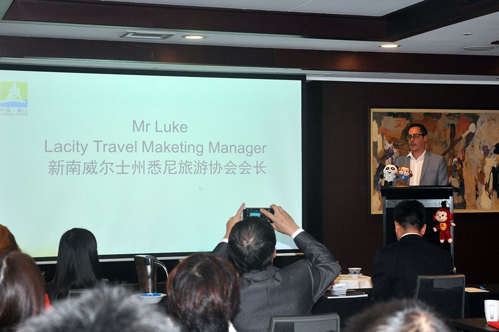 Lacity Travel Marketing Manager Mr. Luke gives his speech.[Photo：Mount Emei scenic spot]