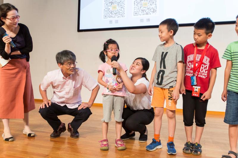 Suwa Seiji and Kahiwazaki Kaede share experiences on disaster prevention with Chinese children.