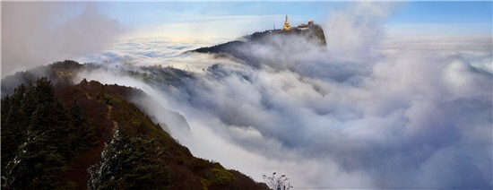 Golden Summit of Mount Emei shrouded in clouds.[Photo：Mount Emei scenic area]