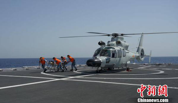 Medical staff on China's naval hospital ship Peace Ark hold exercises with soldiers on the missile frigate Yangzhou on August 16, 2017. [Photo: Chinanews.com]
