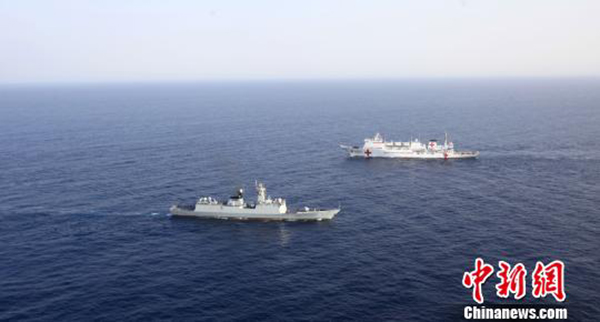 Chinese naval hospital ship Peace Ark and missile frigate Yangzhou meet in the eastern waters of the Gulf of Aden on August 16, 2017. [Photo: Chinanews.com]