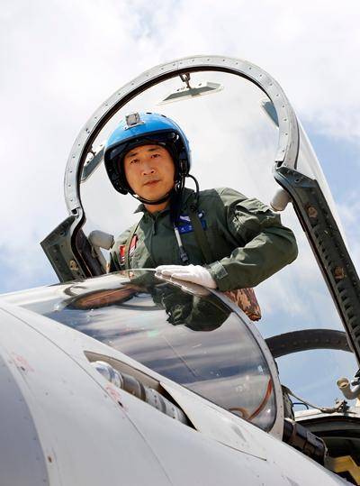 Yuan Wei, the pilot of J-15 fighter, prepares for a mission. [Photo: China.com]
