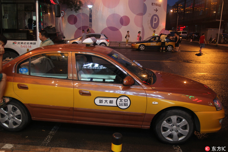 A taxi is parked on the road of Beijing. [Photo: IC]