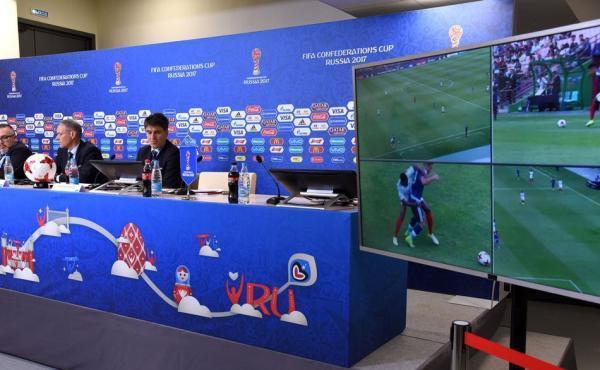 Reviewing play during the FIFA Confederations Cup. [Photo: thepaper.cn]