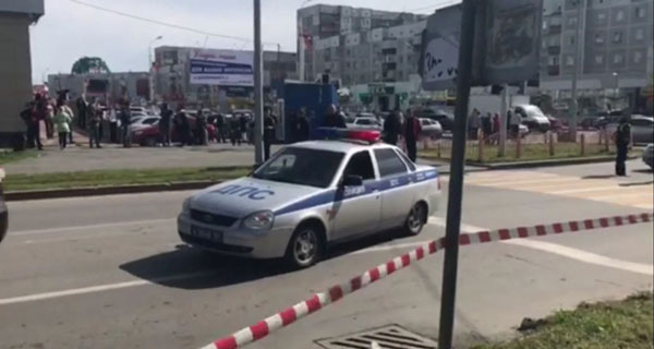 A frame grab taken from a handout video provided by the Russian Interior Ministry in the Khanty-Mansi Autonomous Okrug shows Russian policemen at the scene where an alleged knife attacker was shot by police, in Surgut, Russia, on August 19, 2017. [Photo: Imagine China]