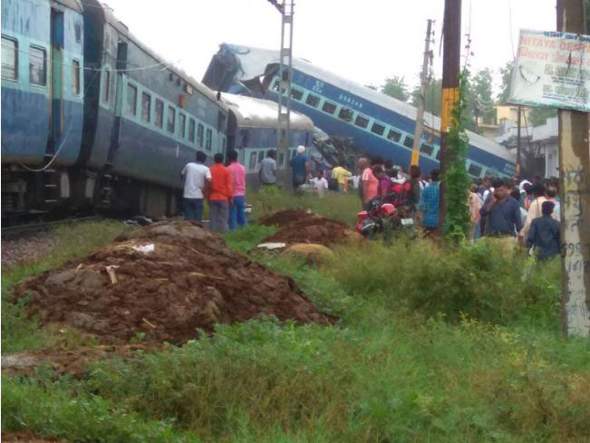 A passenger train derails in the northern Indian state of Uttar Pradesh, killing 10 people, on August 19, 2017. [Photo: The Times of India]